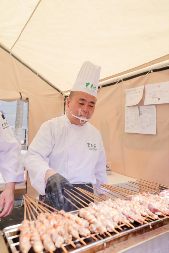 金融街嘉年华收官：机器人炒的小龙虾还没吃够，保安哥一首《海阔天空》唱哭全场