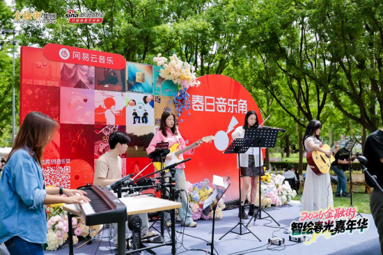 金融街嘉年华收官：机器人炒的小龙虾还没吃够，保安哥一首《海阔天空》唱哭全场