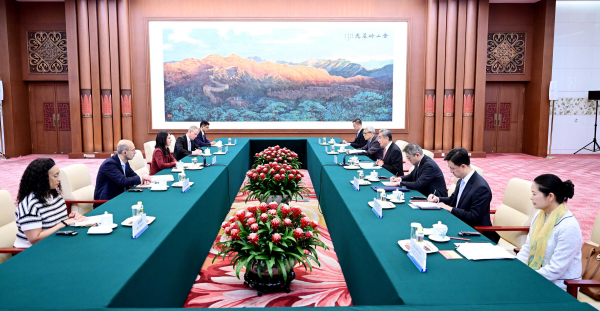 王毅会见第80届联合国大会主席贝尔伯克