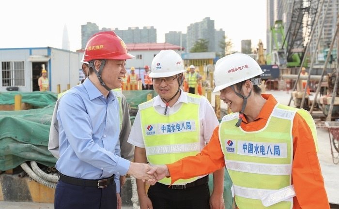 恒大分公司接待许家印：租劳斯莱斯+矿泉水2700元一瓶 女技师按摩