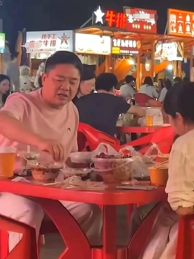 刘强东现身街头吃路边摊，太有生活了