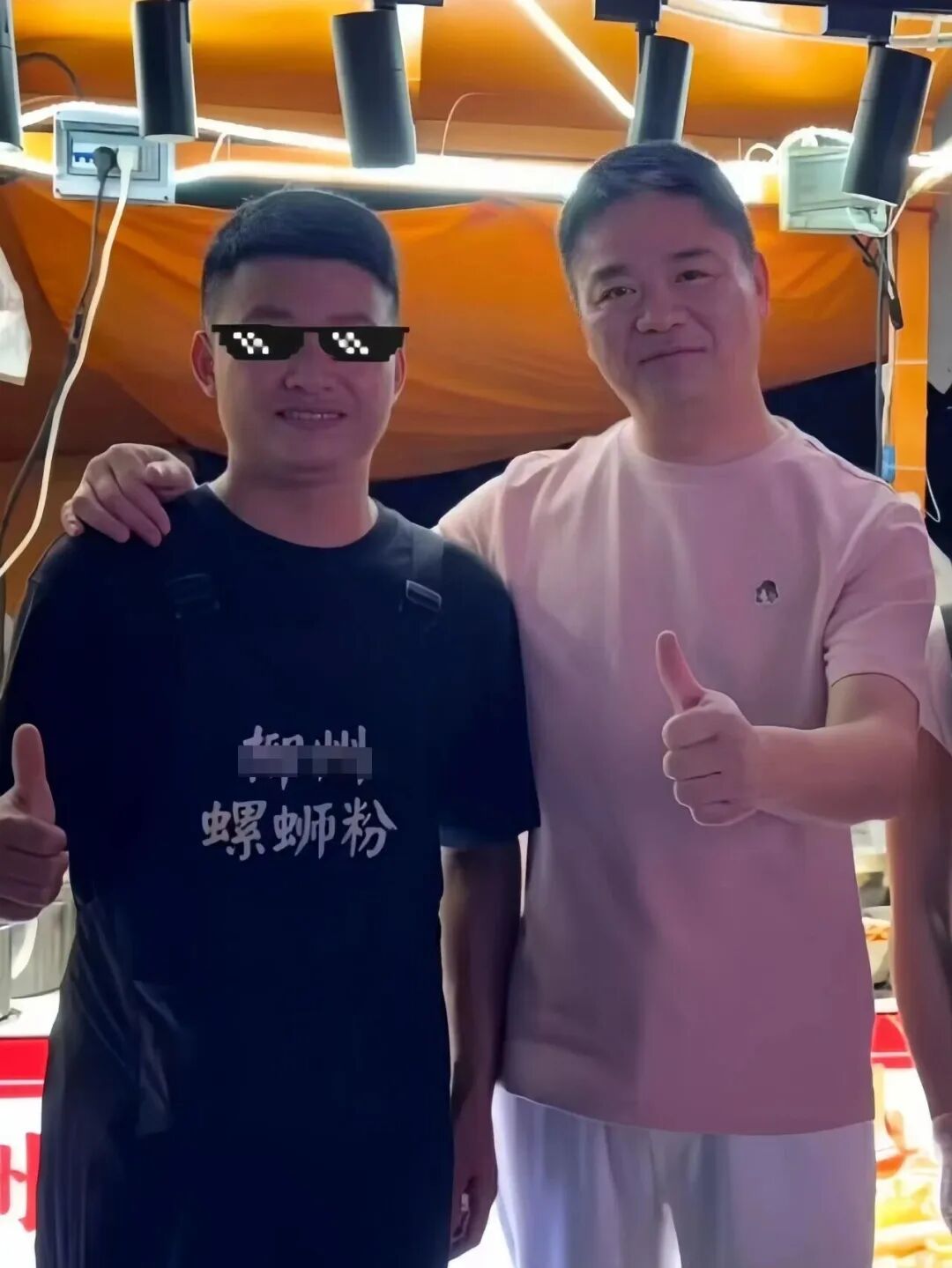 刘强东现身街头吃路边摊，太有生活了