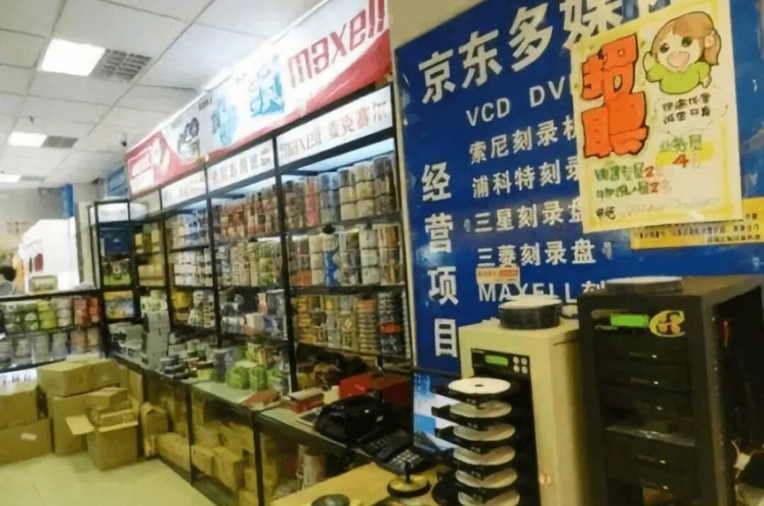 刘强东现身街头吃路边摊，太有生活了