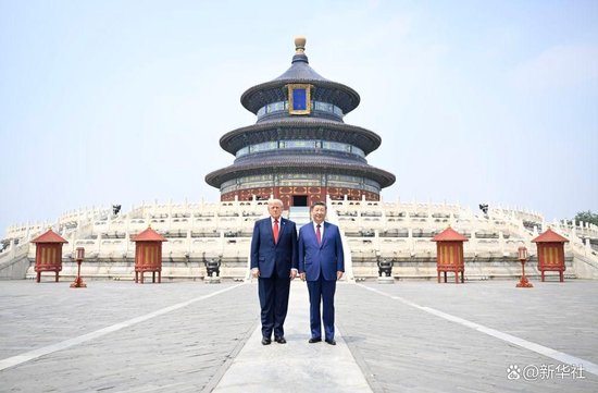 习近平同美国总统特朗普参观天坛