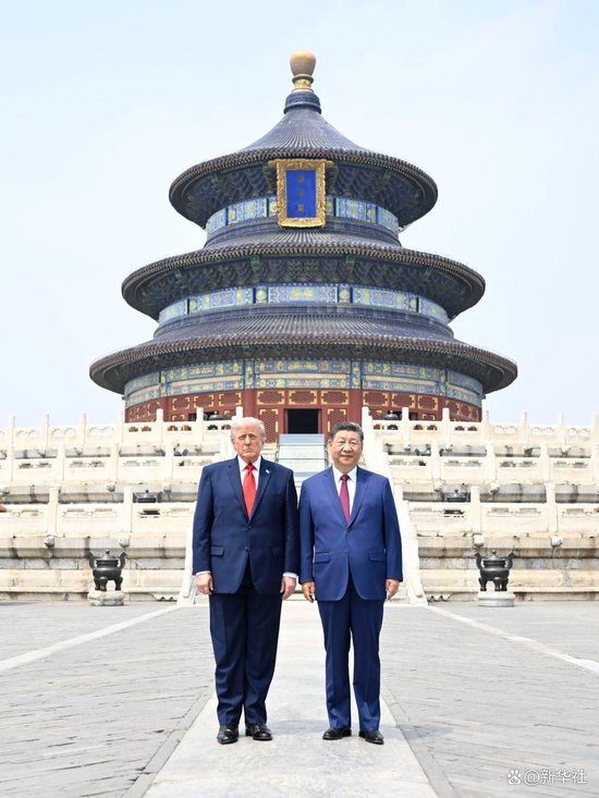 习近平同美国总统特朗普参观天坛