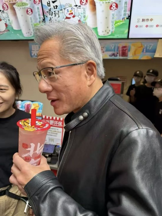 黄仁勋现身北京胡同买蜜雪冰城，店长：他们点了两杯蜜桃四季春（组图）