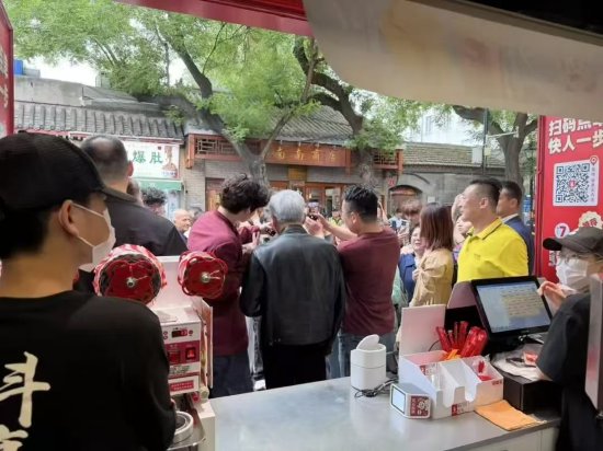 黄仁勋现身北京胡同买蜜雪冰城，店长：他们点了两杯蜜桃四季春（组图）