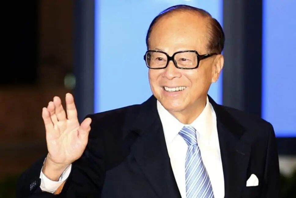半年累计套现2200亿！98岁李嘉诚又出手，455亿抛售英国电讯49%股权