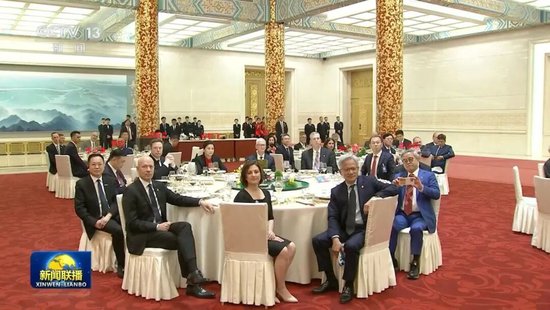 刚和马斯克、库克吃完席,湖南女首富转身花13亿买亏损公司,何意味