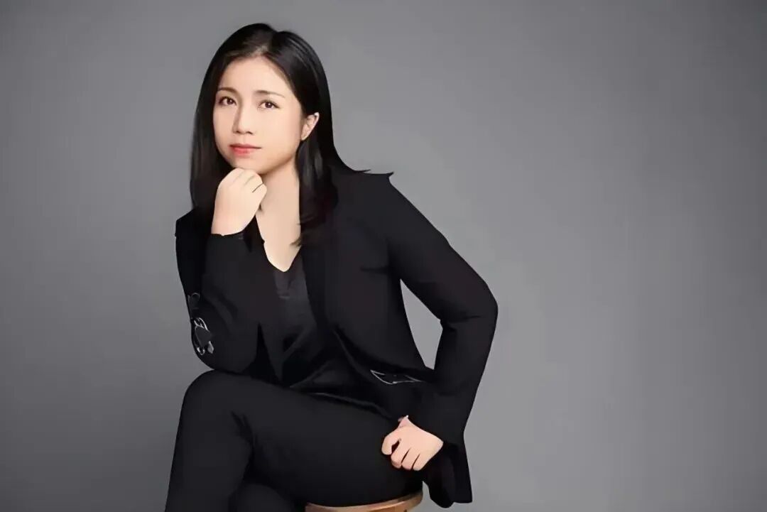 最新:49岁“并购女王”接班“服装界巴菲特”!李寒穷正式掌舵雅戈尔!